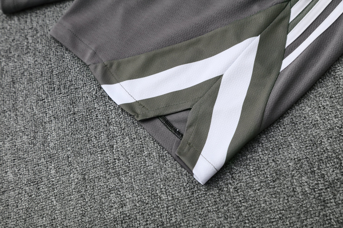 Maglia da allenamento e pantaloncini del Real Madrid 25/26