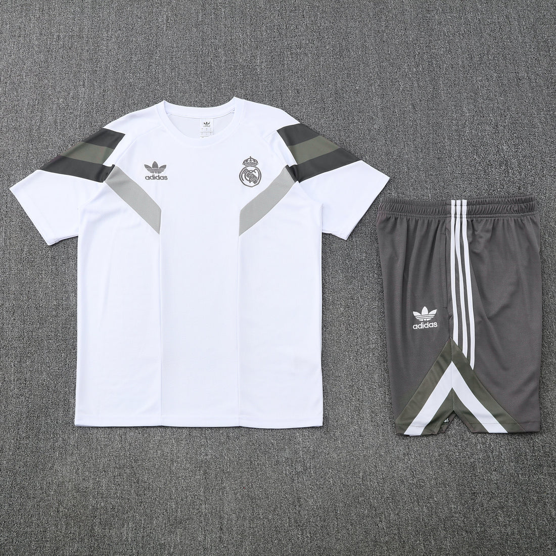 Maglia da allenamento e pantaloncini del Real Madrid 25/26