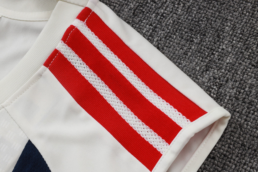 Maglia da allenamento e pantaloncini del Bayern 26/27