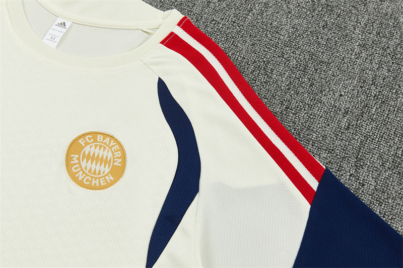 Maglia da allenamento e pantaloncini del Bayern Bambino 26/27