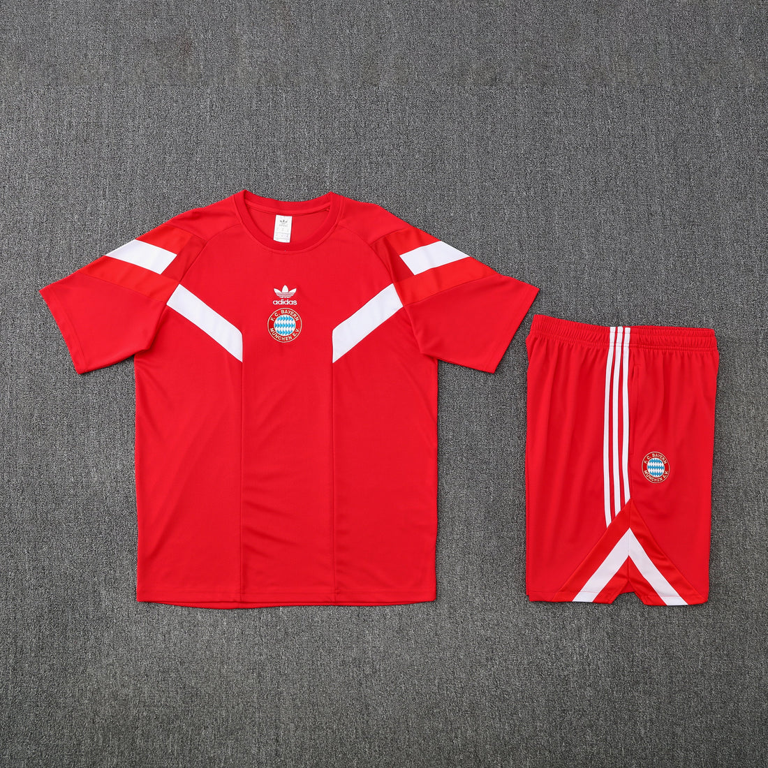 Maglia da allenamento e pantaloncini del Bayern 25/26