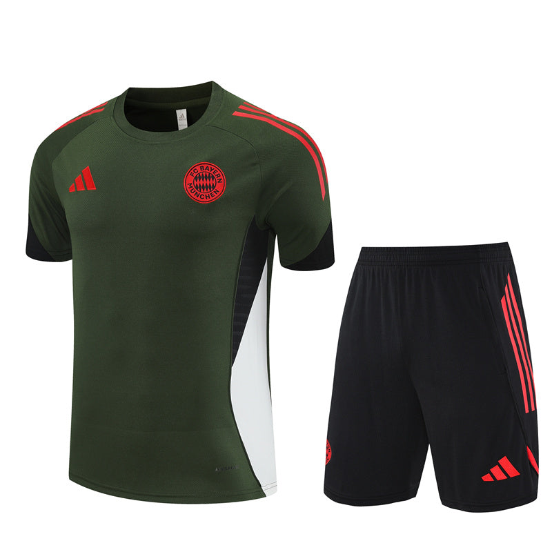 Maglia da allenamento e pantaloncini del Bayern 25/26