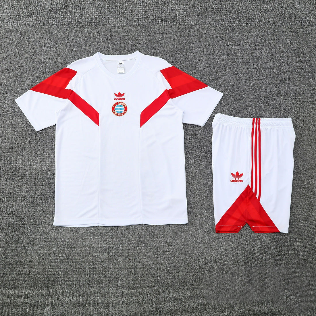 Maglia da allenamento e pantaloncini del Bayern 25/26