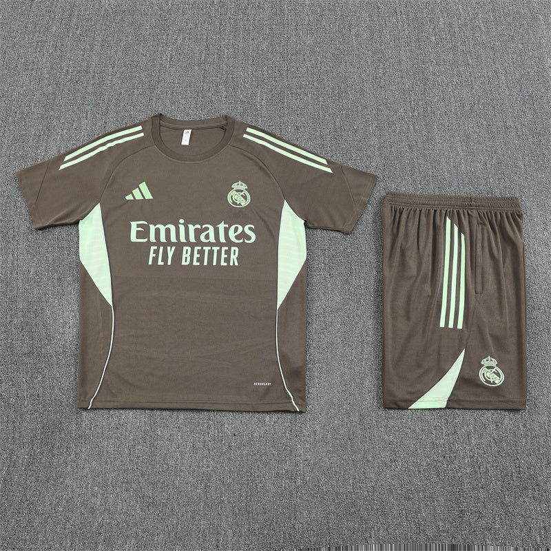 Maglia da allenamento e pantaloncini del Real Madrid 25/26