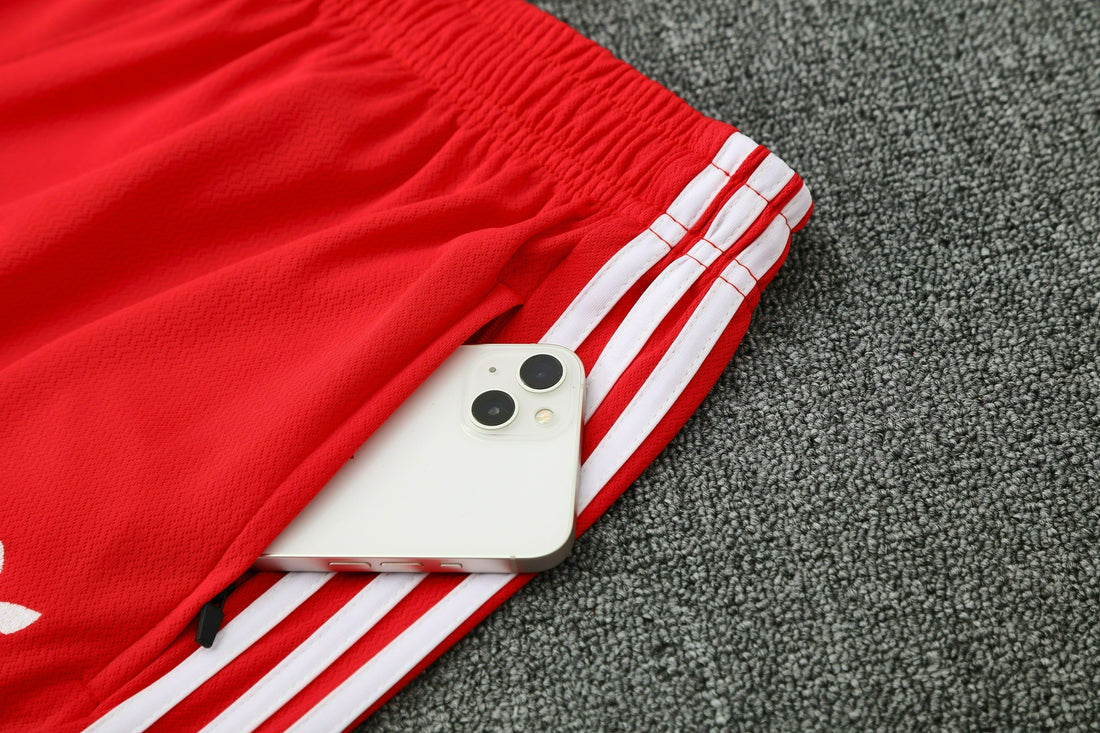 Maglia da allenamento e pantaloncini del Bayern 25/26