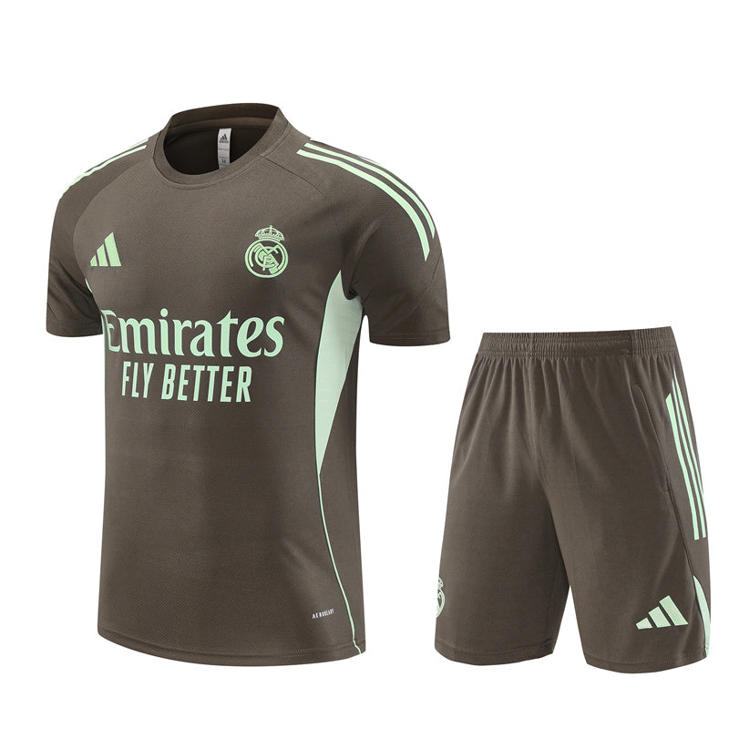 Maglia da allenamento e pantaloncini del Real Madrid 25/26