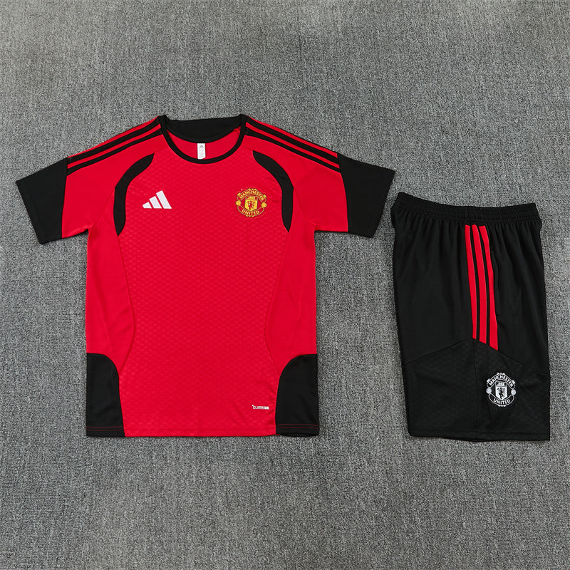 Maglia da allenamento e pantaloncini del Manchester United 26/27