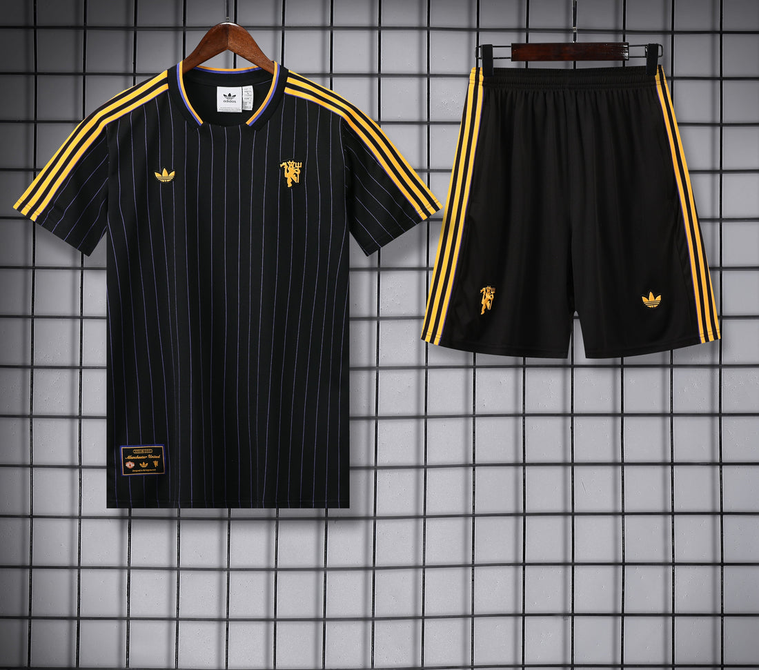 Maglia da allenamento e pantaloncini del Manchester United 25/26