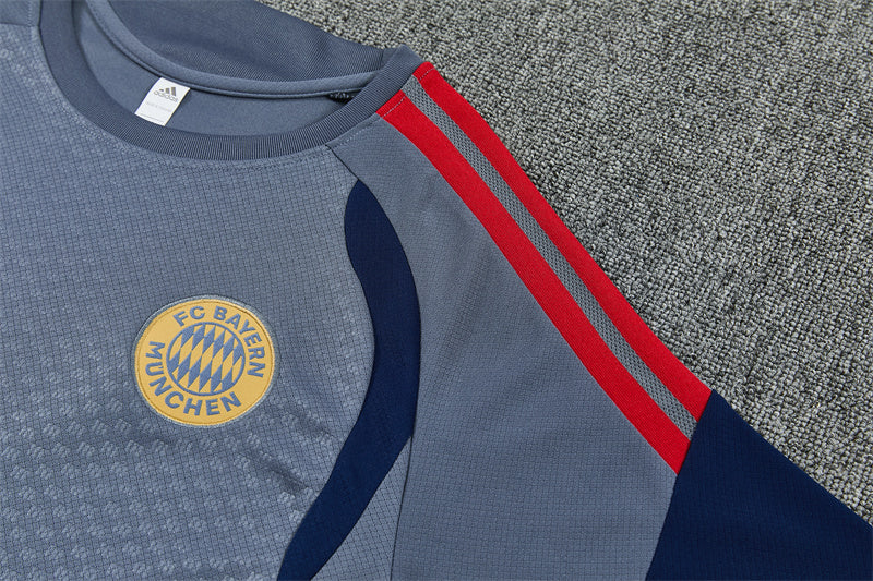 Maglia da allenamento e pantaloncini del Bayern 26/27