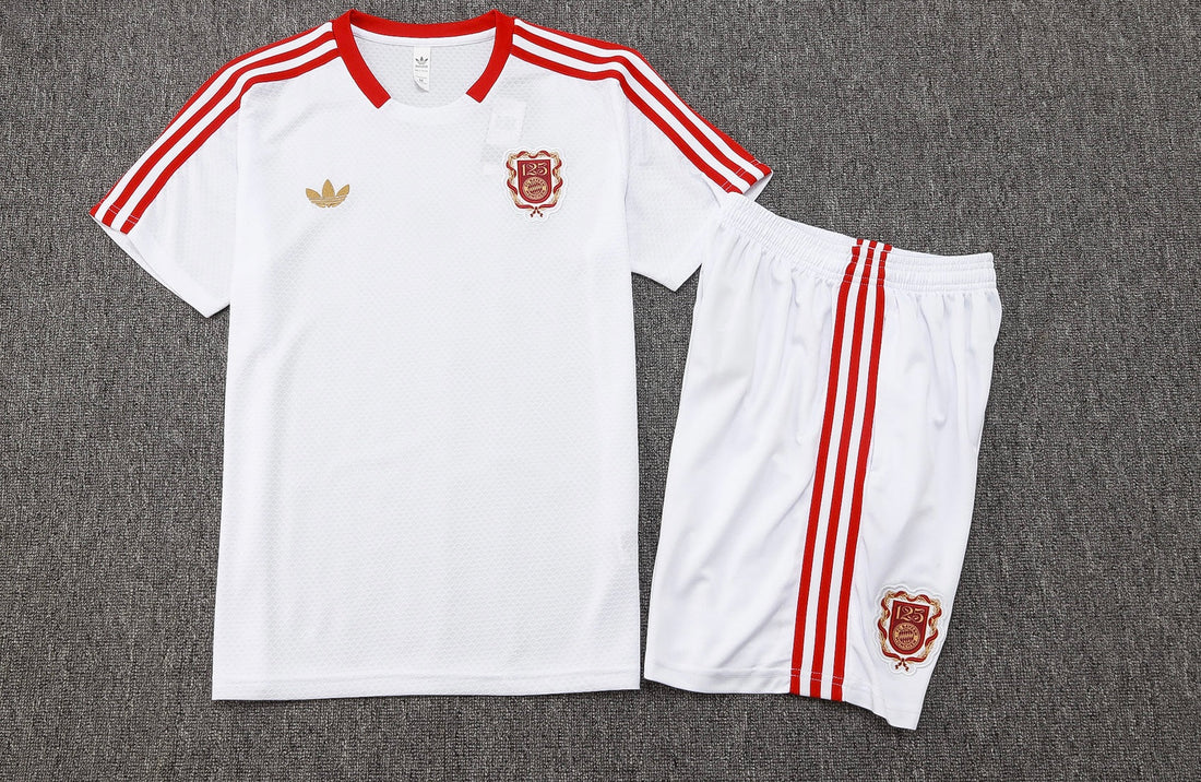 Maglia da allenamento e pantaloncini del Bayern 25/26