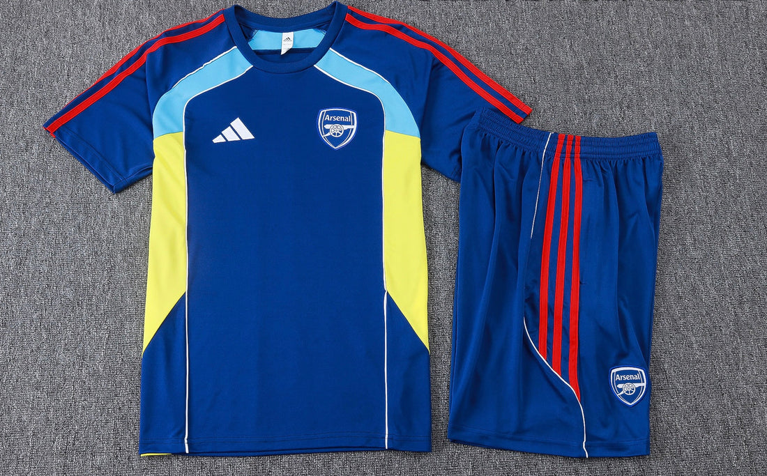 Maglia da allenamento e pantaloncini del Arsenal 25/26