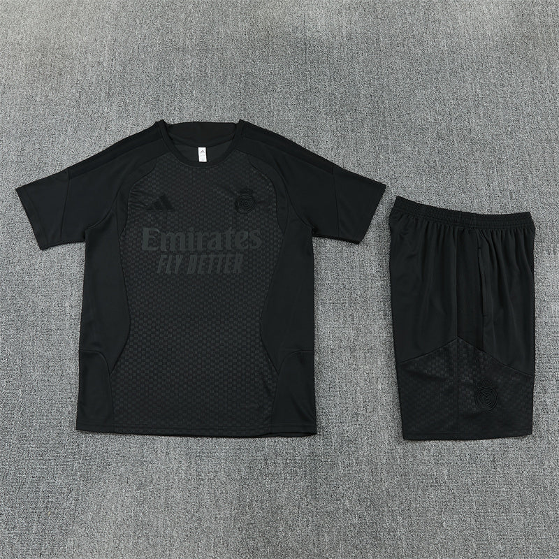 Maglia da allenamento e pantaloncini del Real Madrid 26/27