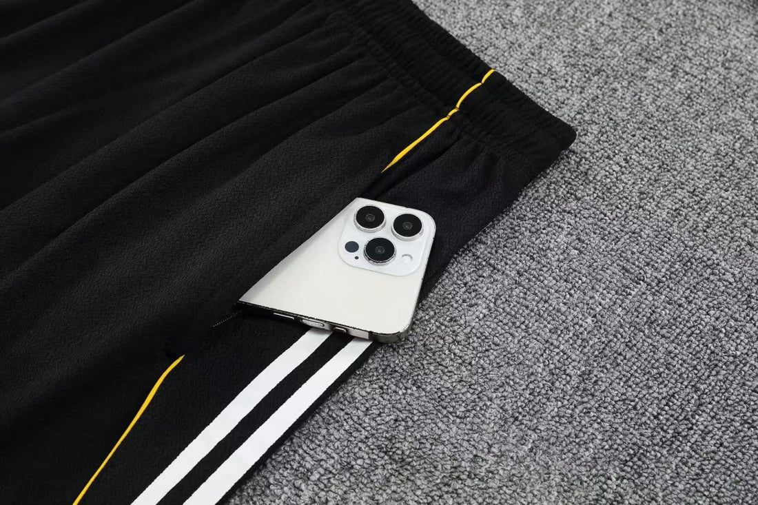 Maglia da allenamento e pantaloncini del Real Madrid 25/26