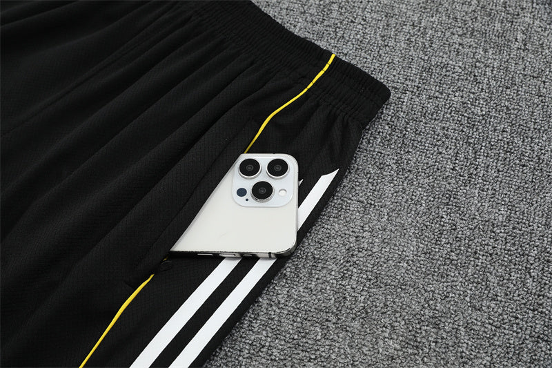 Maglia da allenamento e pantaloncini del Real Madrid 25/26