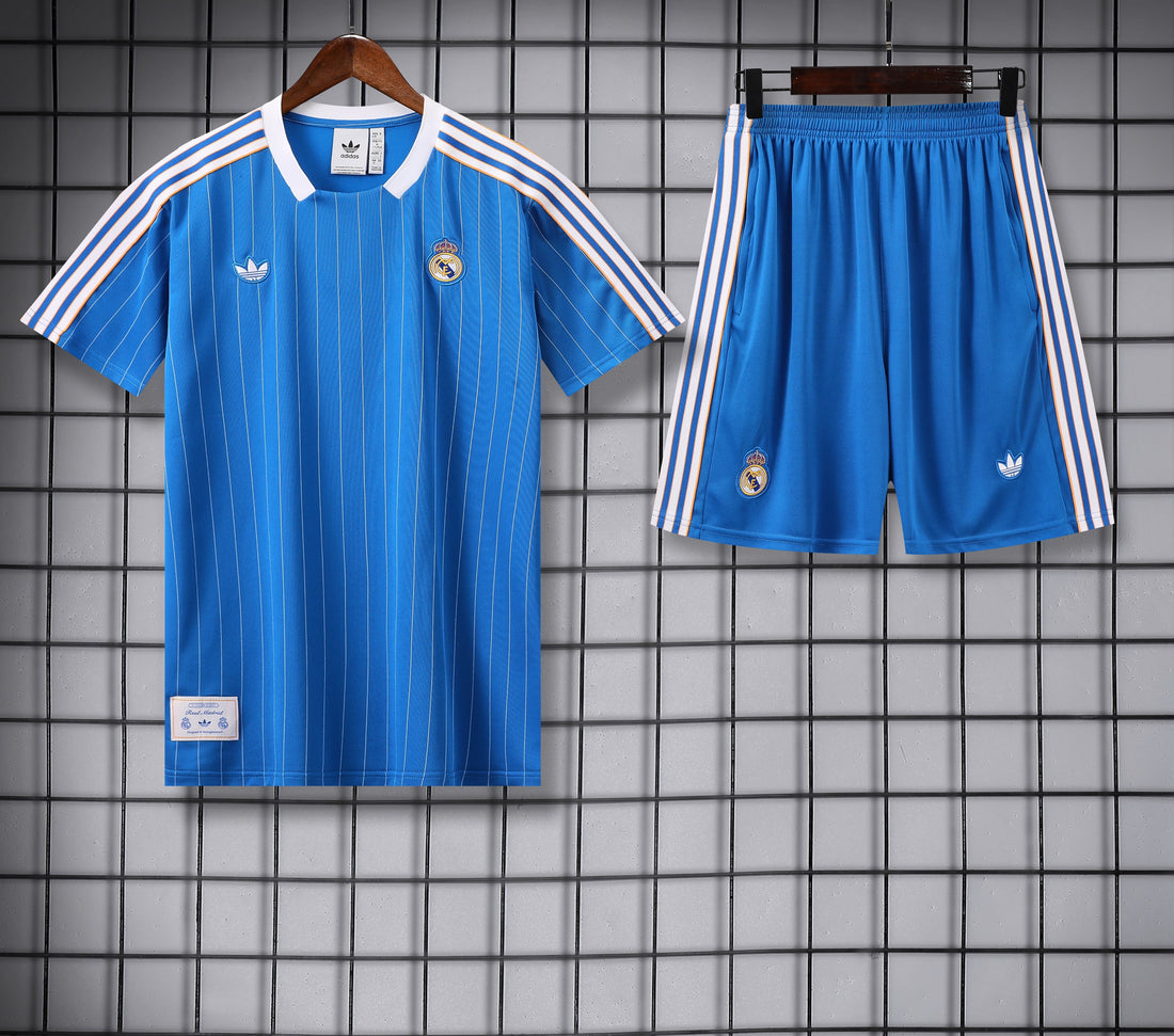 Maglia da allenamento e pantaloncini del Real Madrid 25/26