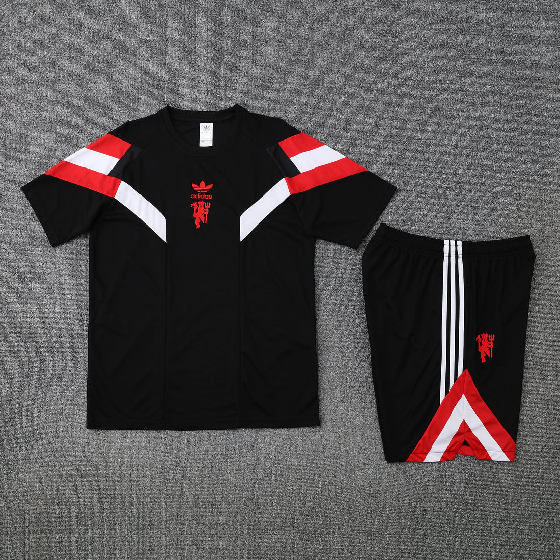 Maglia da allenamento e pantaloncini del Manchester United 25/26