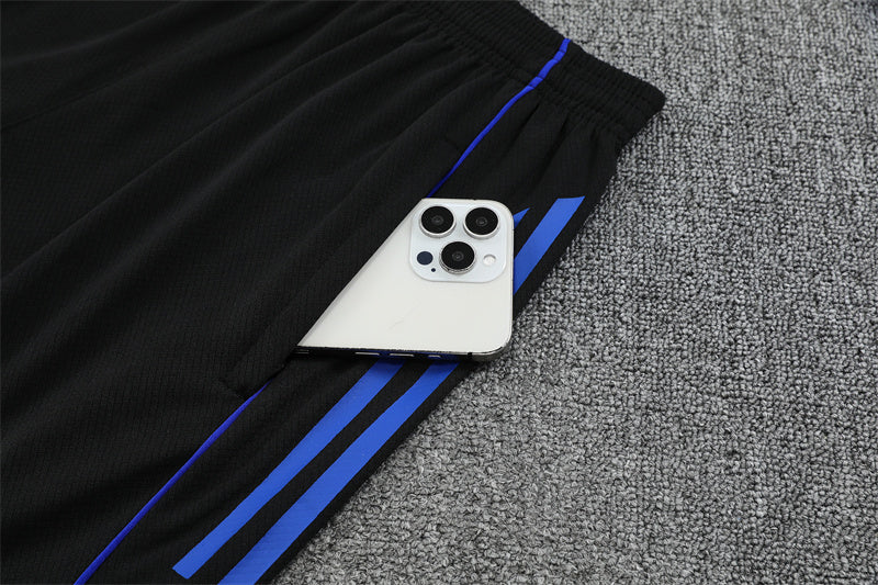 Maglia da allenamento e pantaloncini del Real Madrid 25/26