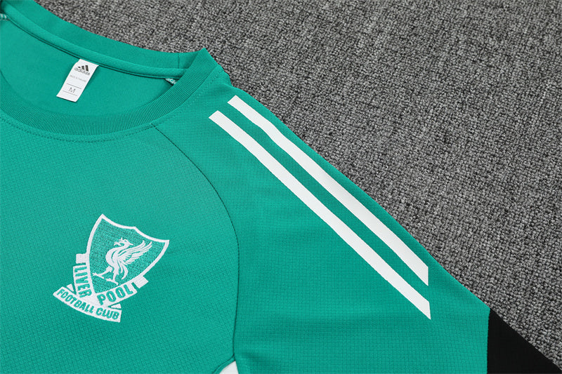Maglia da allenamento e pantaloncini del Liverpool 25/26