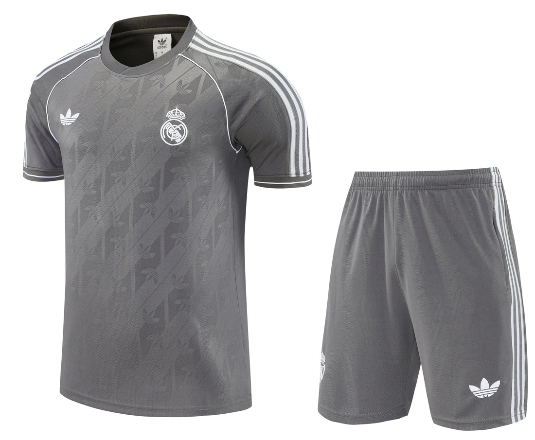 Maglia da allenamento e pantaloncini del Real Madrid 25/26