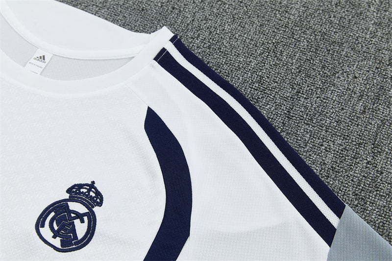 Maglia da allenamento e pantaloncini del Real Madrid 26/27