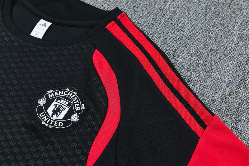 Maglia da allenamento e pantaloncini del Manchester United 26/27