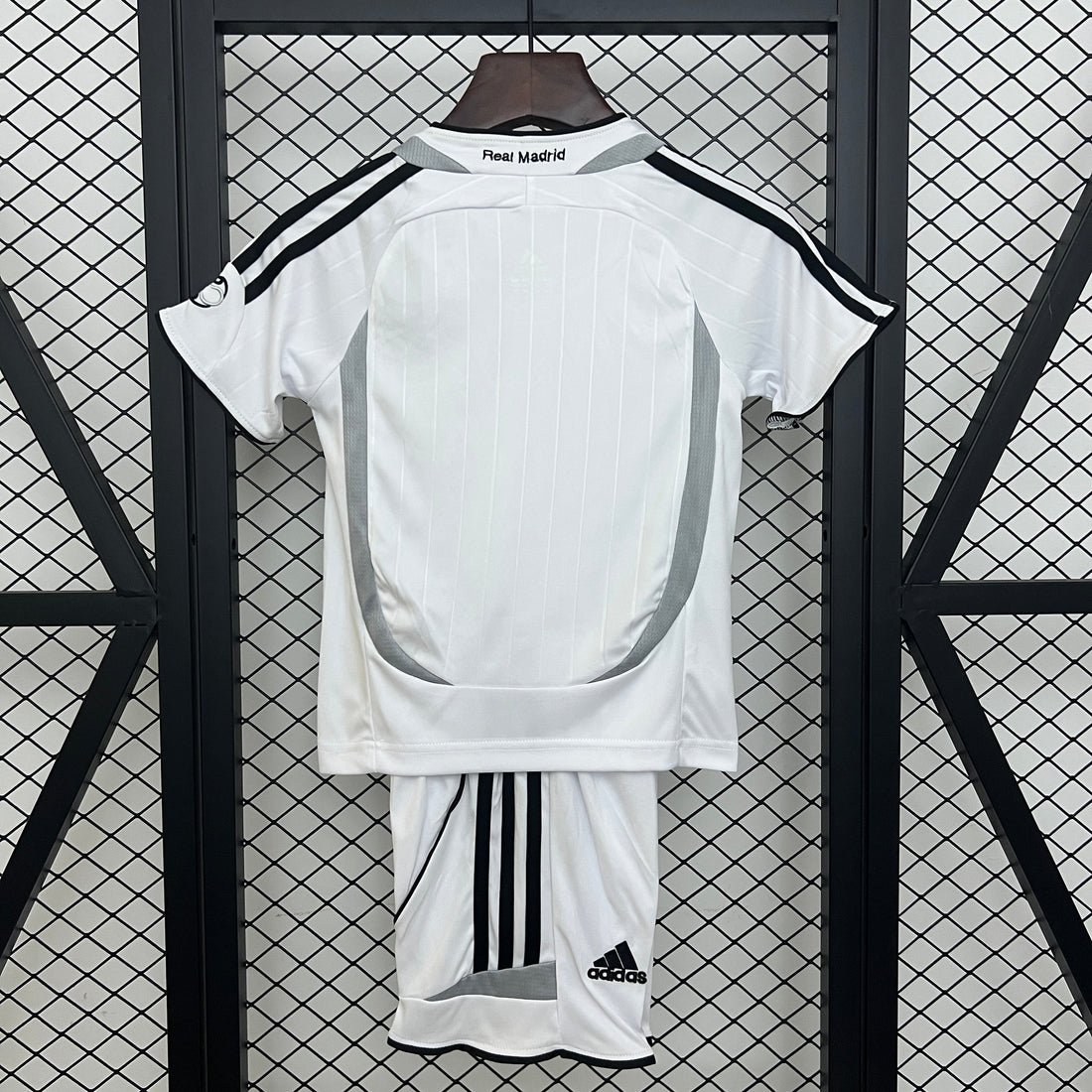 T-shirt e Pantaloncini Bambino Real Madrid Retro Home 06/07