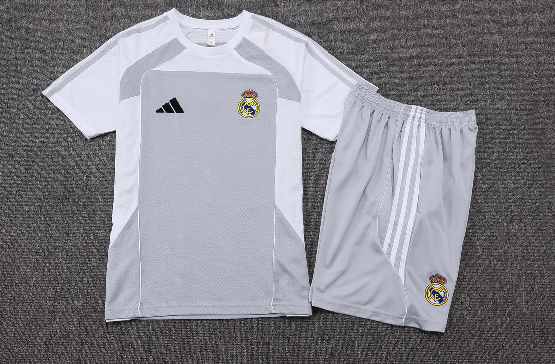 Maglia da allenamento e pantaloncini del Real Madrid 25/26